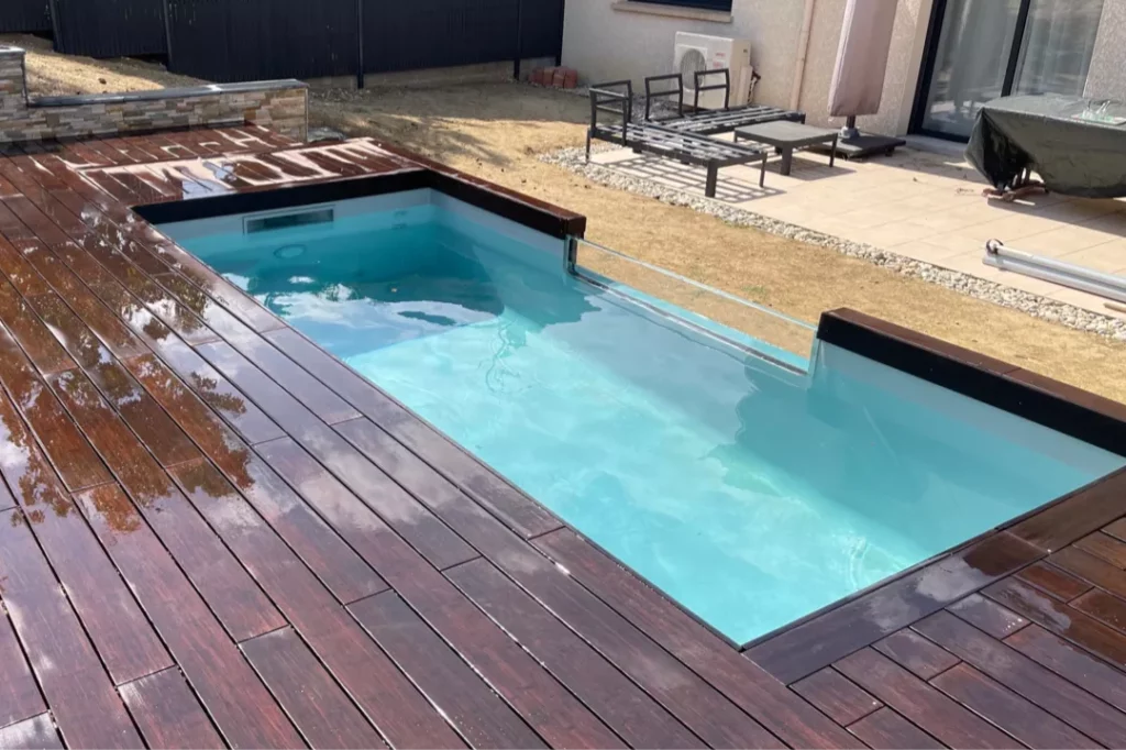 Piscine enterrée avec terrasse en bois